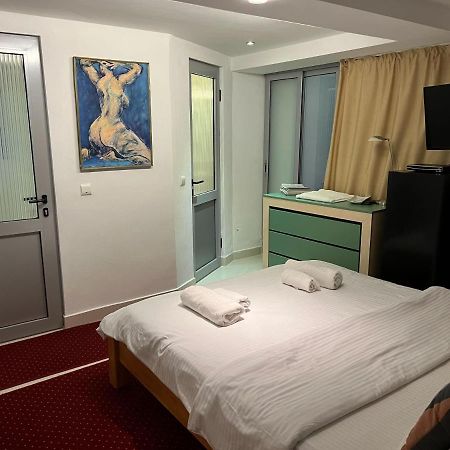 Vila Franceza - Cazare Cu Jacuzzi Pe Malul Lacului Colibiţa Exterior foto