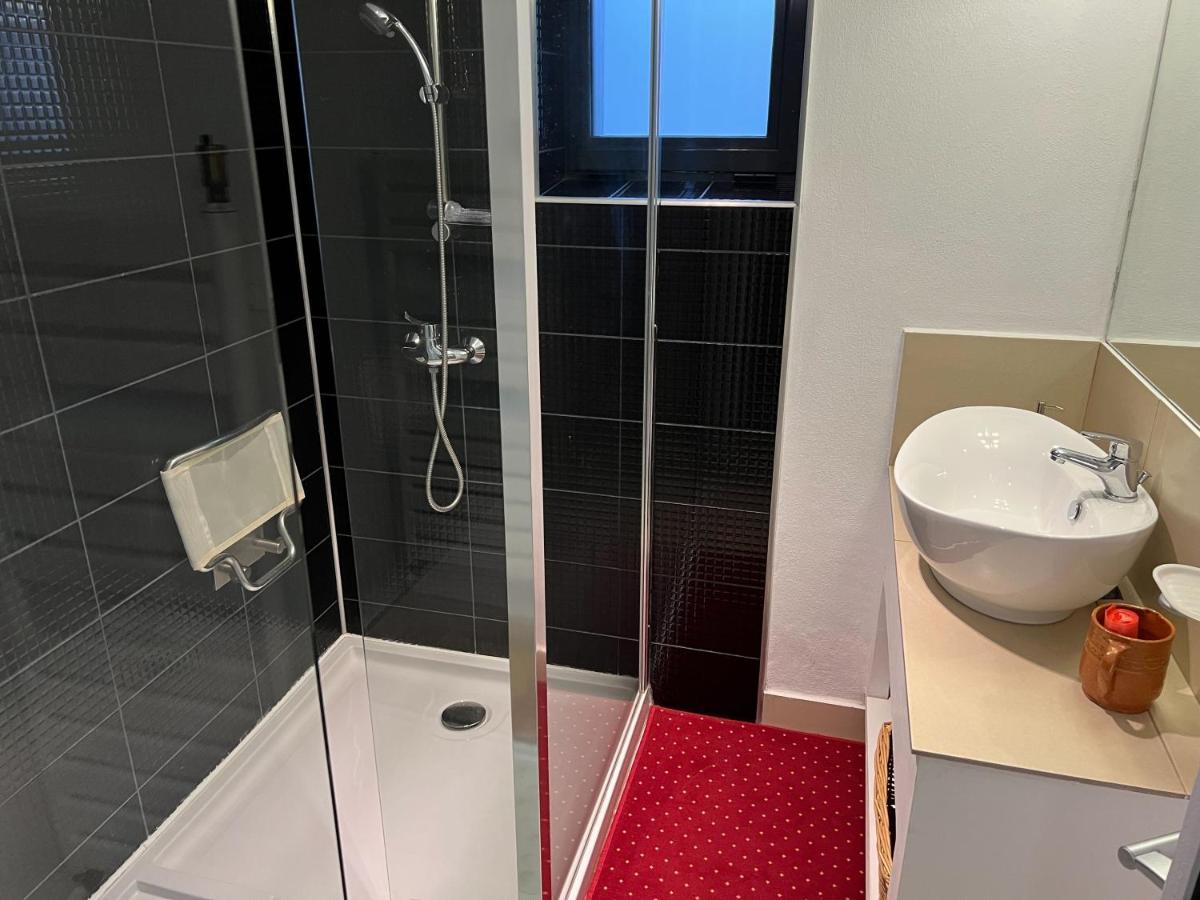 Vila Franceza - Cazare Cu Jacuzzi Pe Malul Lacului Colibiţa Exterior foto