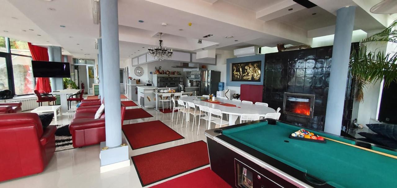Vila Franceza - Cazare Cu Jacuzzi Pe Malul Lacului Colibiţa Exterior foto