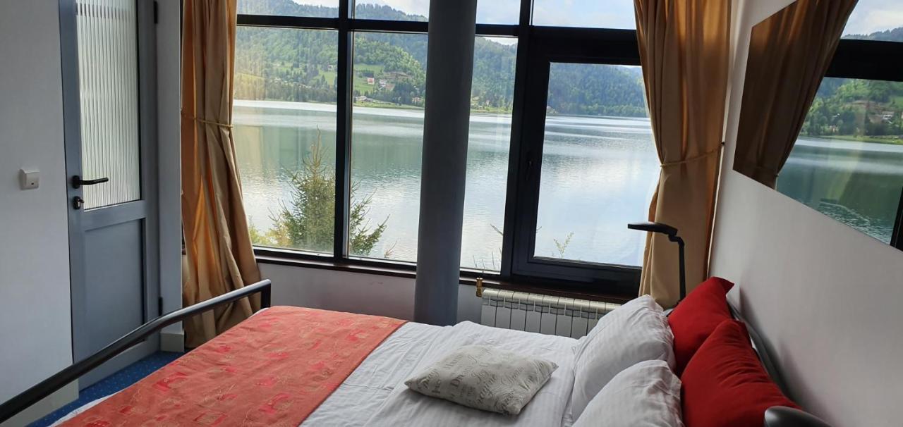Vila Franceza - Cazare Cu Jacuzzi Pe Malul Lacului Colibiţa Exterior foto