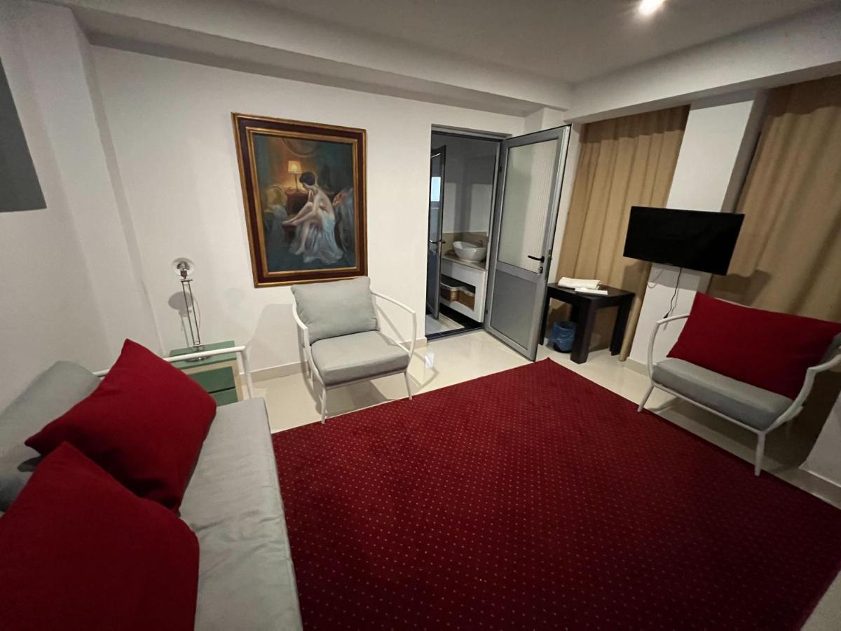 Vila Franceza - Cazare Cu Jacuzzi Pe Malul Lacului Colibiţa Exterior foto